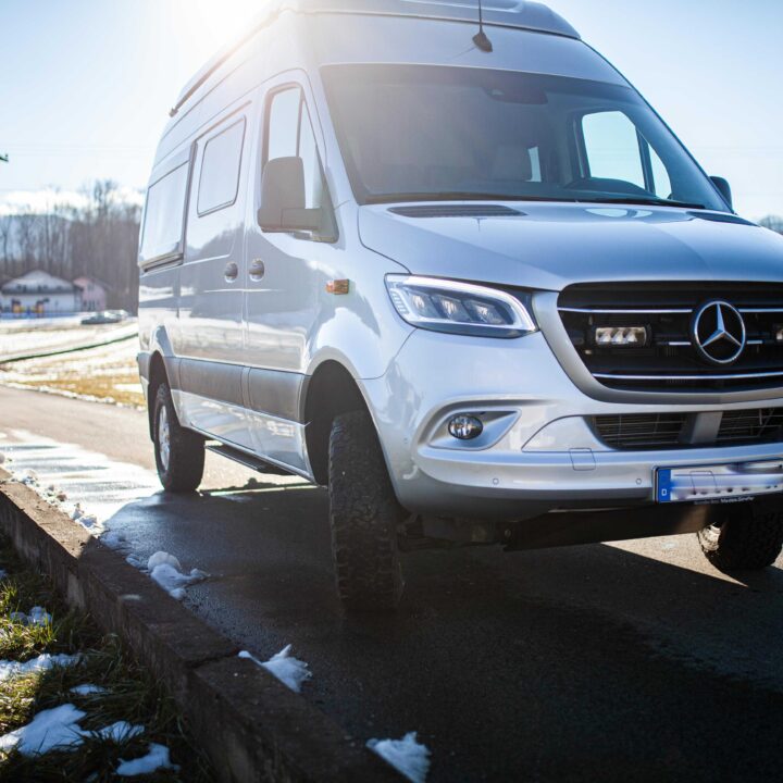 mercedes sprinter front wohnmobil schnee optimized 720x720